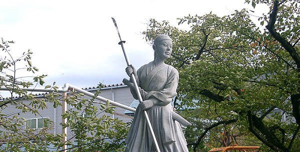 Statue av Nakano Takeko