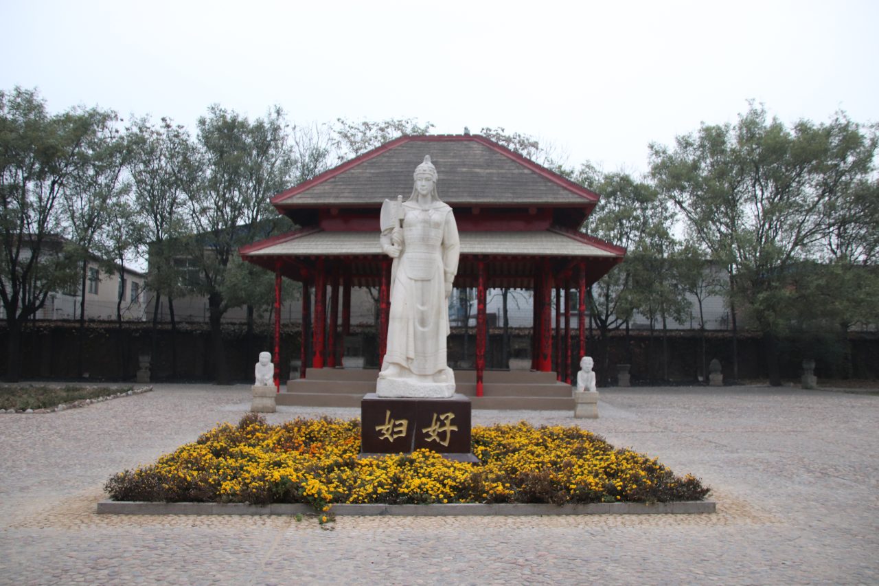 Statue av Fu Hao foran graven