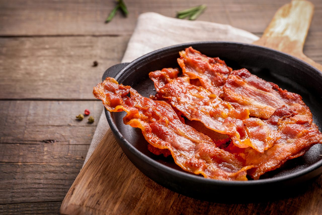 En stekepanne med stekt bacon