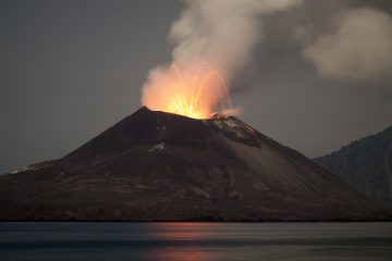 Krakatau vulkanutbrudd på natten - November 2011