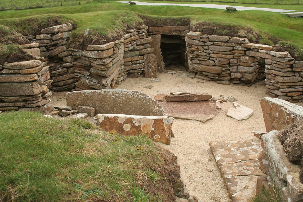 Skara Brae er en forhistorisk bosetning i Bay of Skaill på vestkysten av øya Mainland på Orknøyene, Skottland