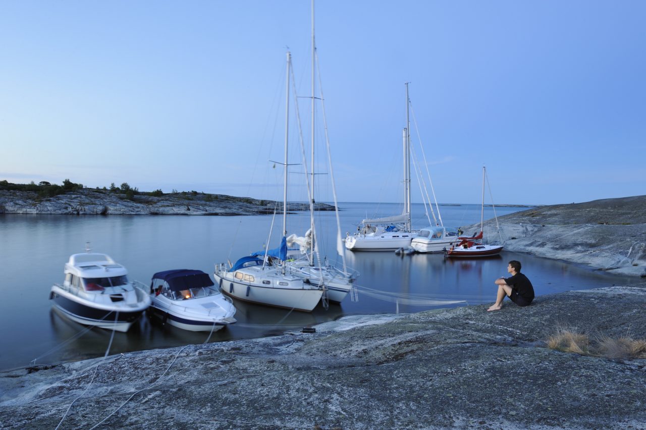 Gutt som sitter på Huvudskar og ser utover