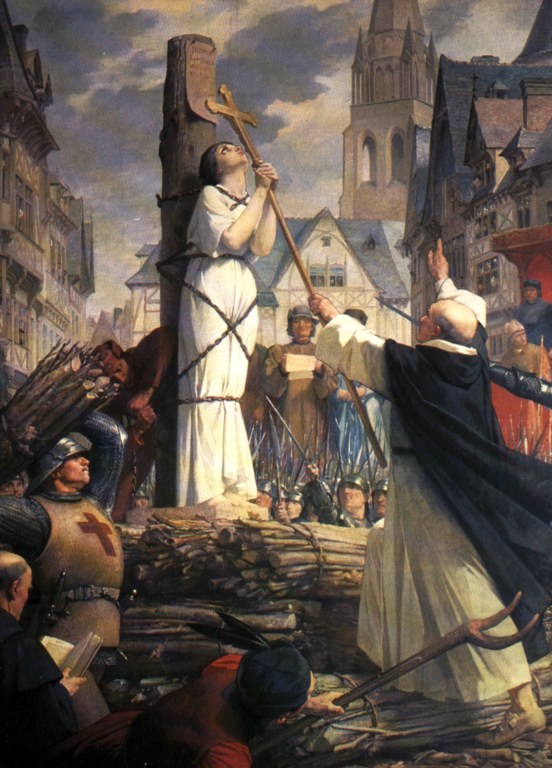 Jeanne d'Arc holder et kors og skal brennes på bålet.