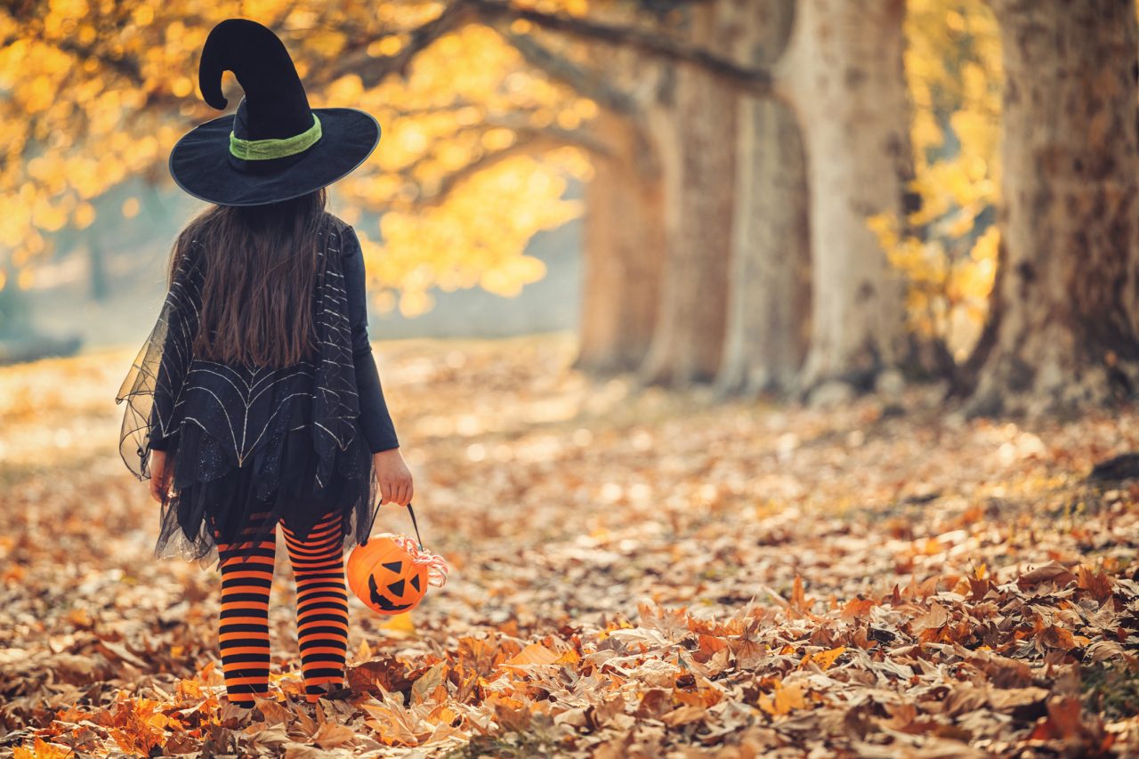 Utkledd jente på Halloween