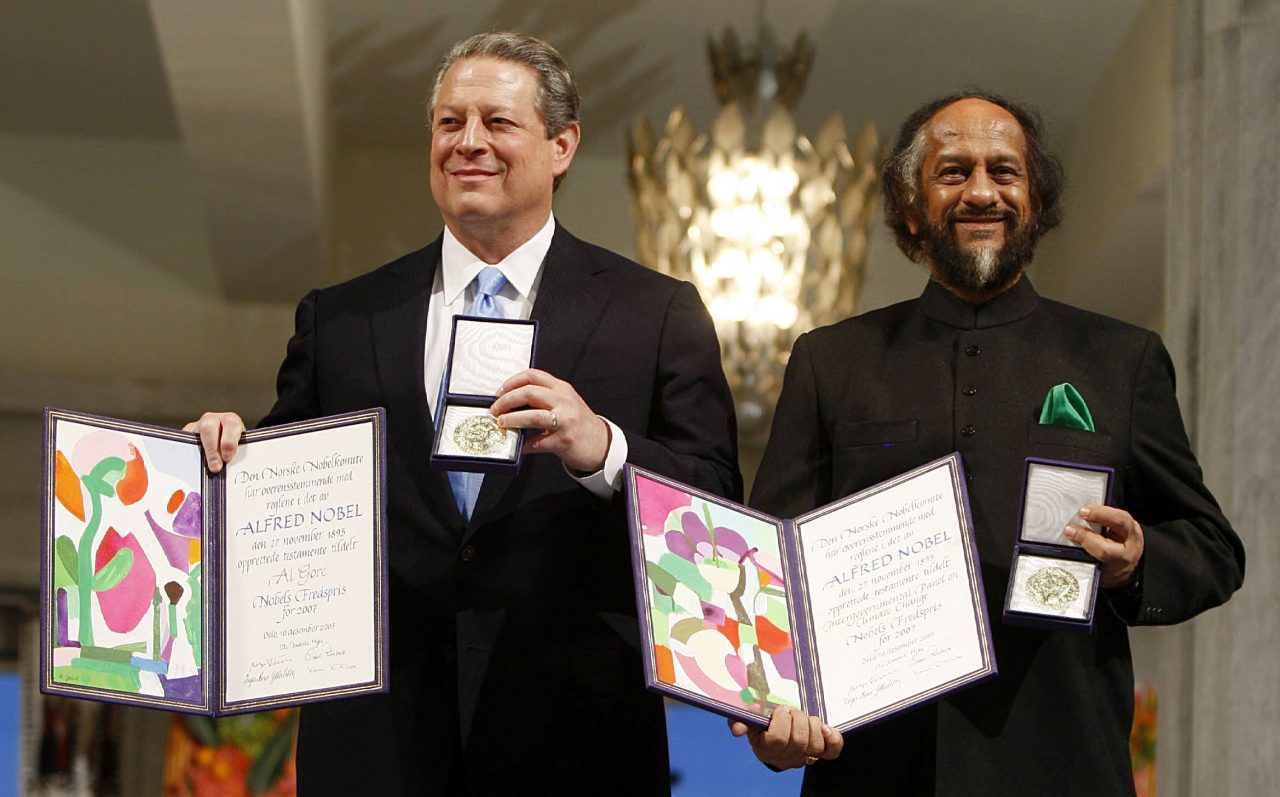 Al Gore og lederen for FNs klimapanel, Rajendra Pachauri, tok imot Nobels fredspris i 2007