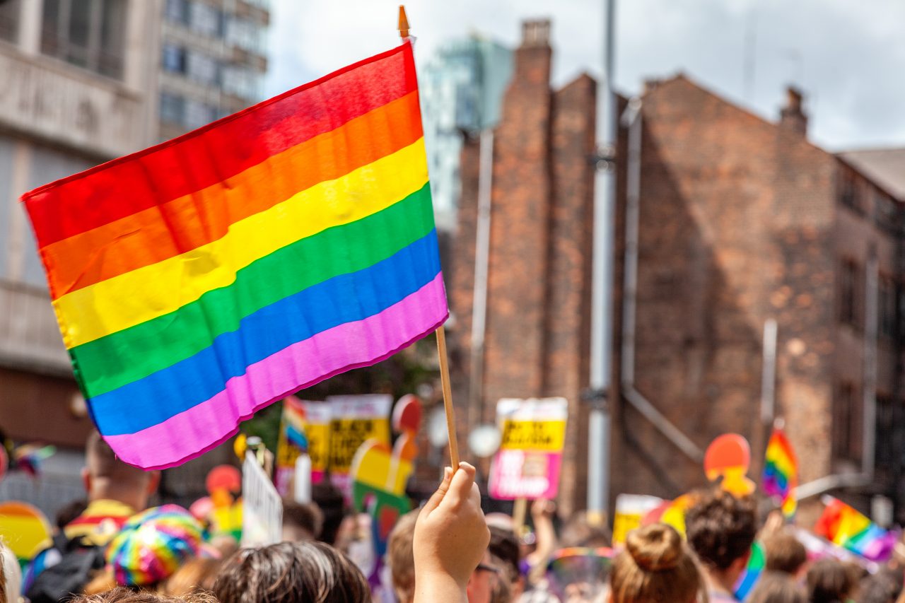 Pride flag i en Pride parade