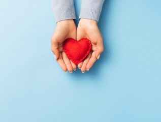 En person som holder et hjerte i hendene