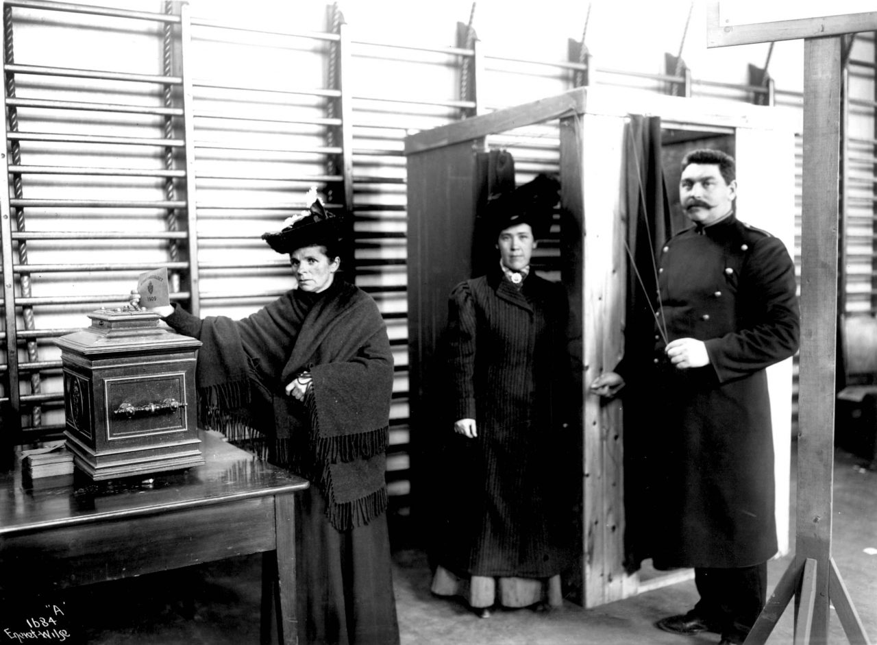 Stortingsvalg, muligens Drammen, Buskerud, 1909. Ved dette valget kunne kvinner fra borgerskapet og middelklassen avgi stemme for første gang