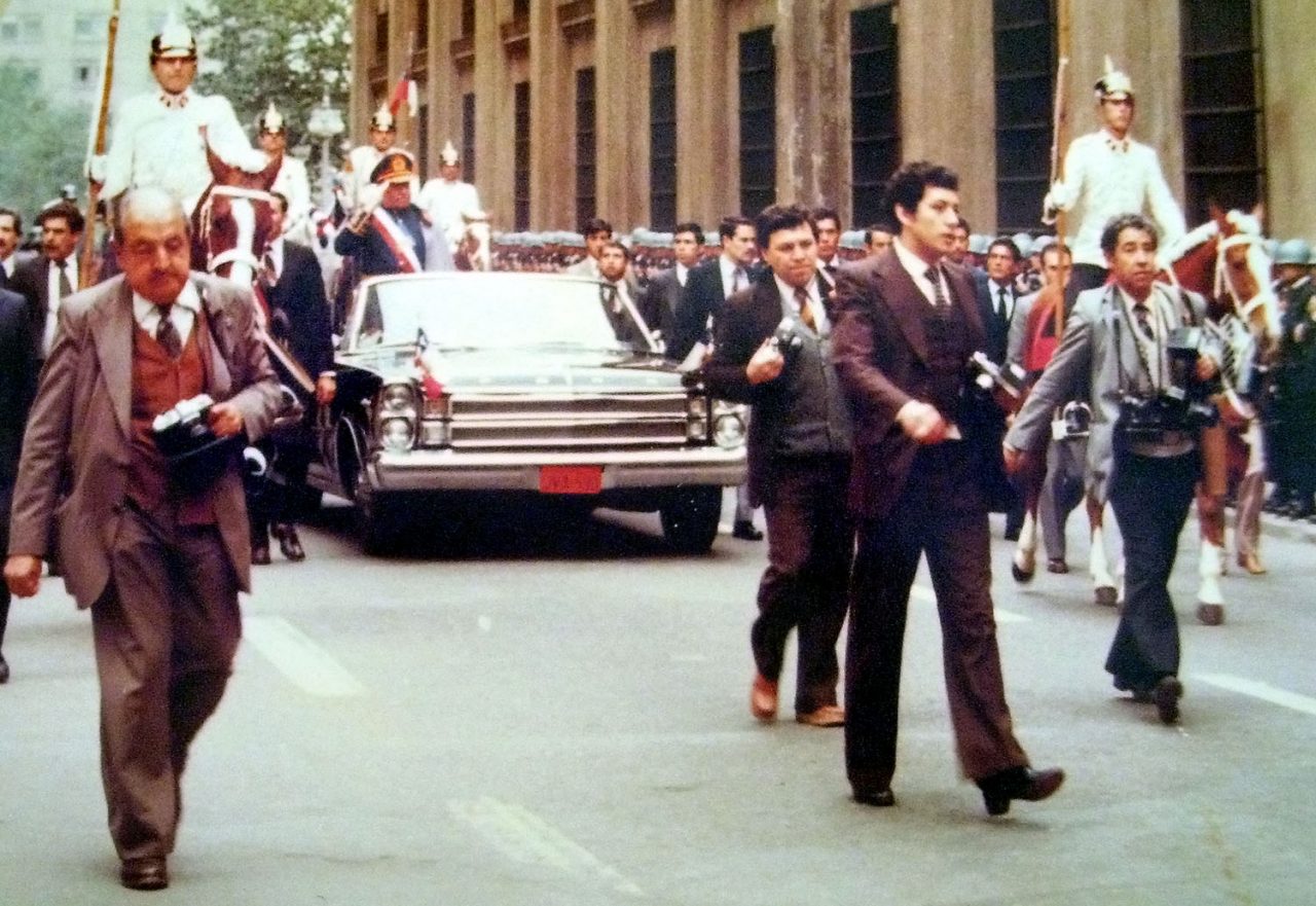 Pinochet i en bilparade i Santiago for å feire 9-årsjubileet for hans statskupp.