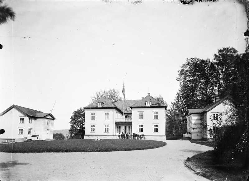 Eidsvollsbygningen fotografert ca. 1890