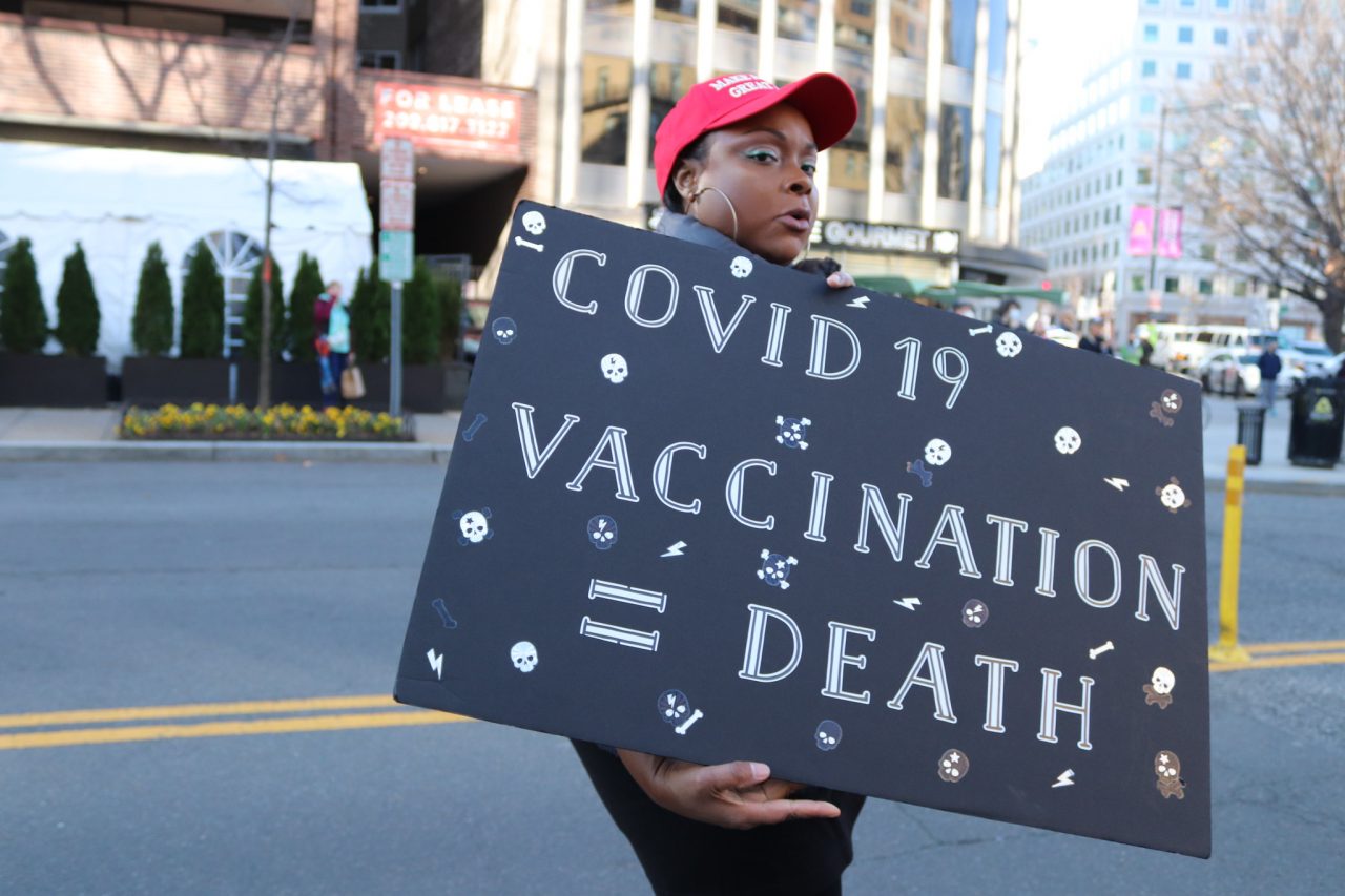 Vaksinemotstander med plakat