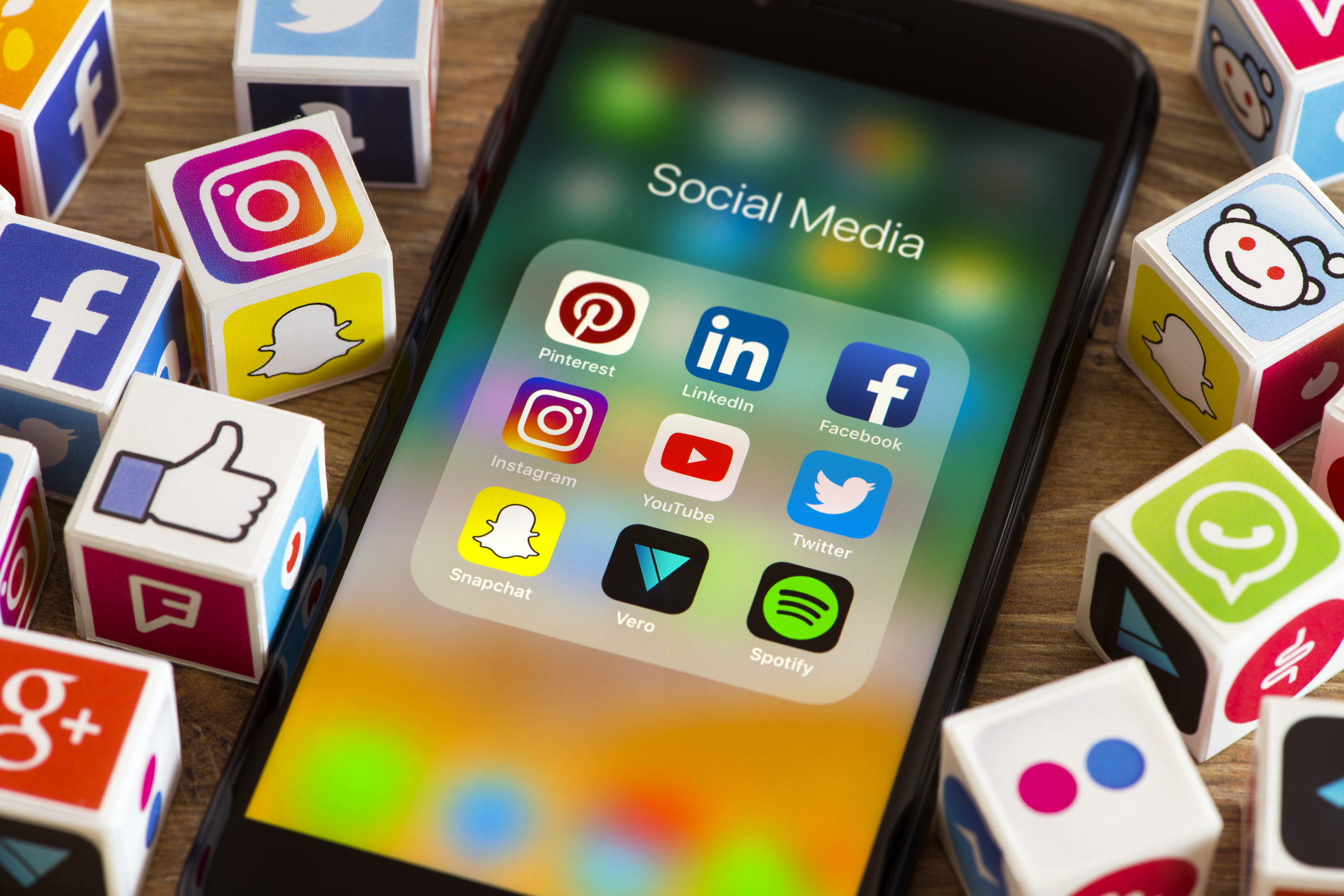 En mobil med ikoner for sosiale medier