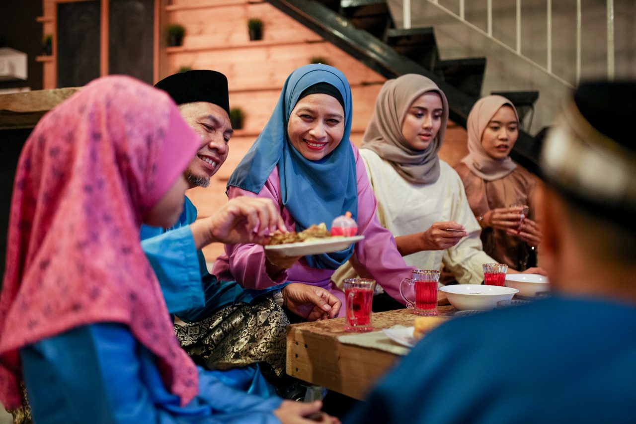 Familie spiser iftar