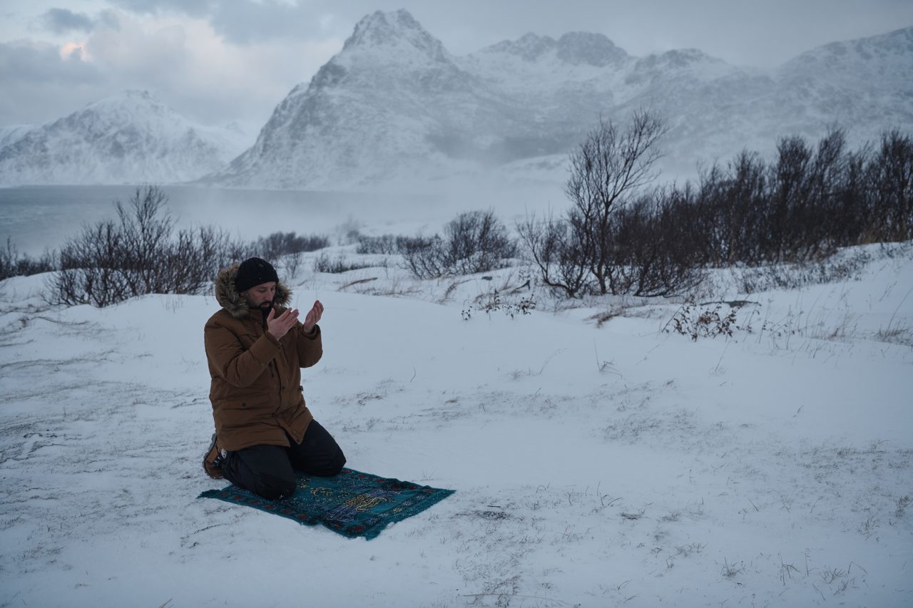 Muslim ber i snøen