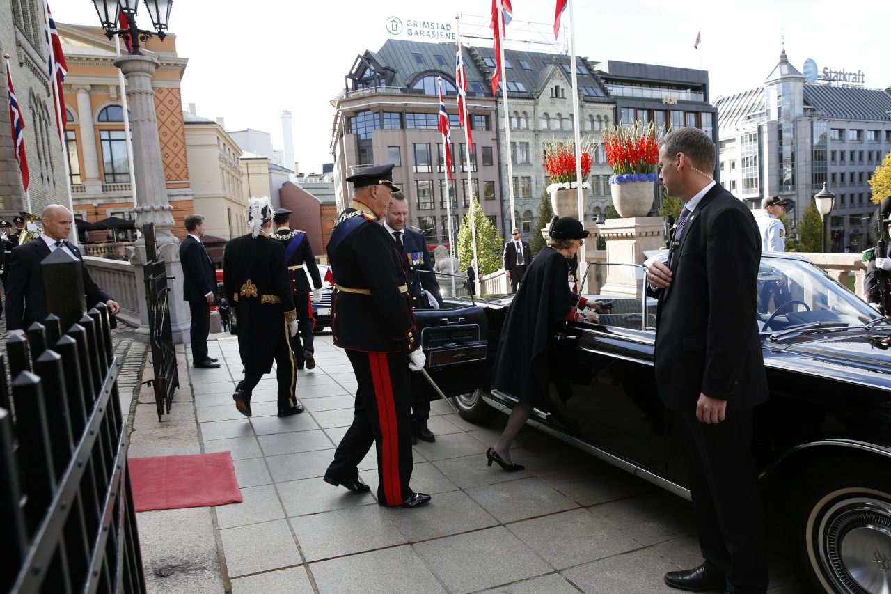 Hans Majestet Kong Harald i uniform på vei ut av Stortinget.