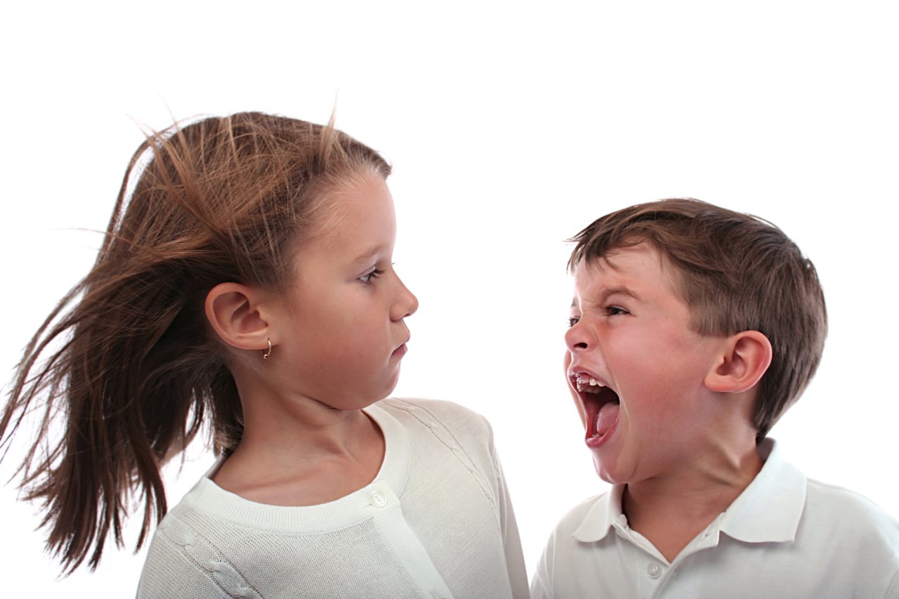 Lillebror skriker til storesøster