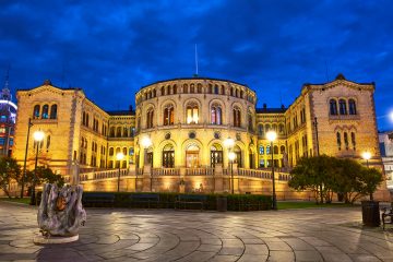 Bilde av Stortinget om kvelden