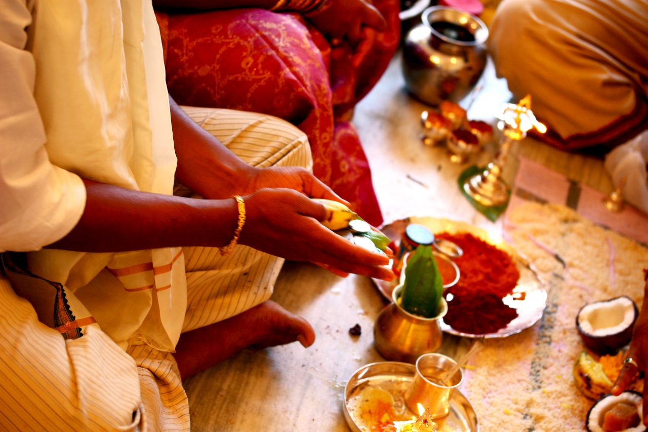 Bilde av indisk dame nyte et måltid på gulvet