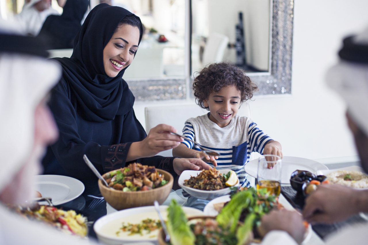 En islamsk familie spiser et smakfullt måltid sammen