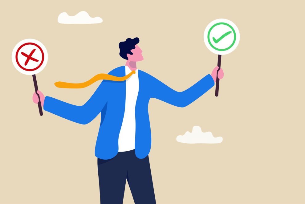 Mann holder skilt for rett og galt