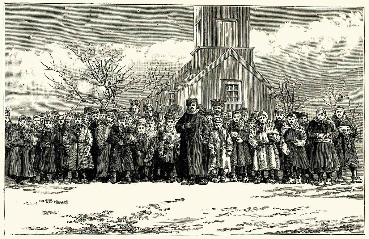Mange samiske folk utenfor en kirke.