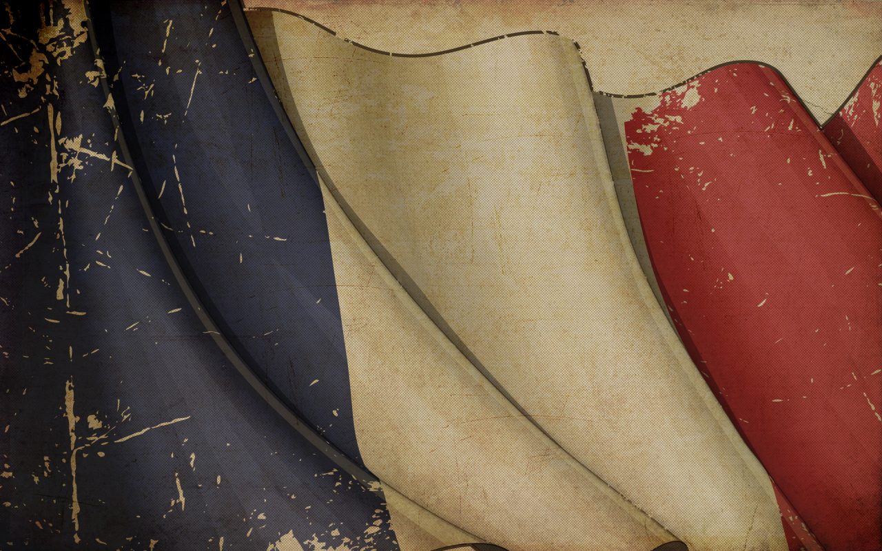 Det franske flagget som ser gammelt og slitt ut.