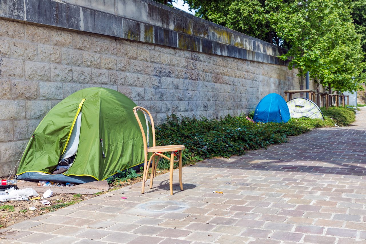 Grønt telt der en hjemløs bor.