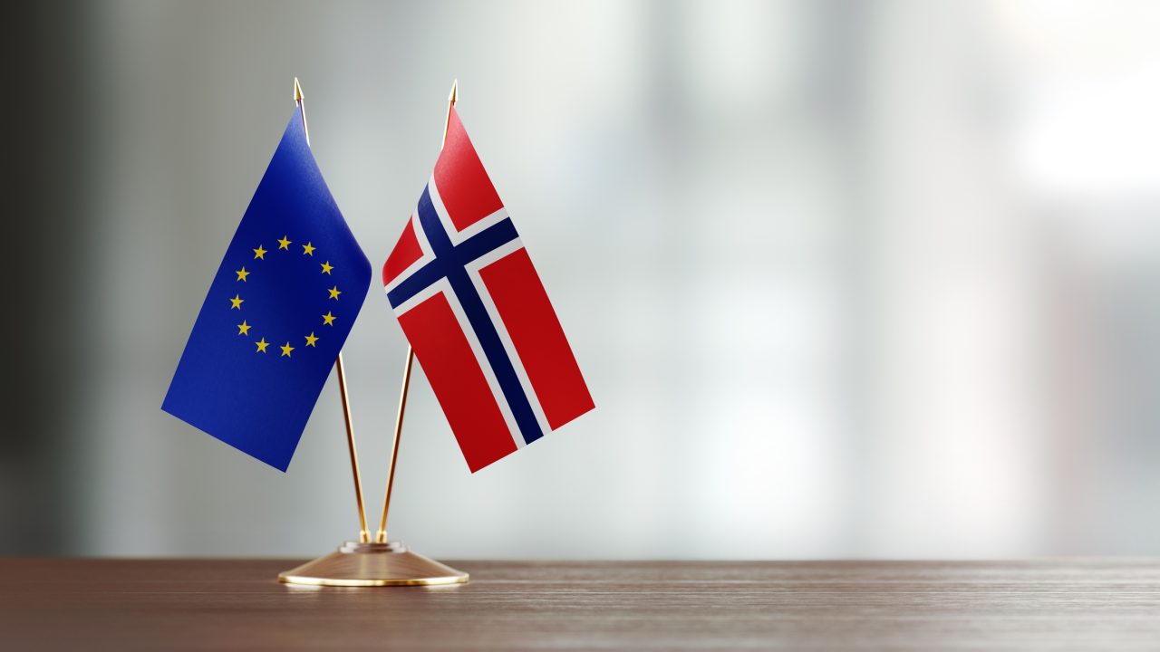 Norge og EU flagg