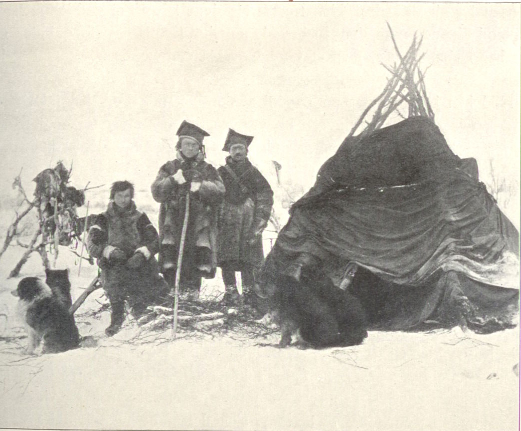 Tre menn og junder foran en samisk lavvo fra sent på 1800-tallet