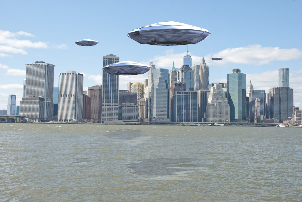 Fire ufoer svever over New York.