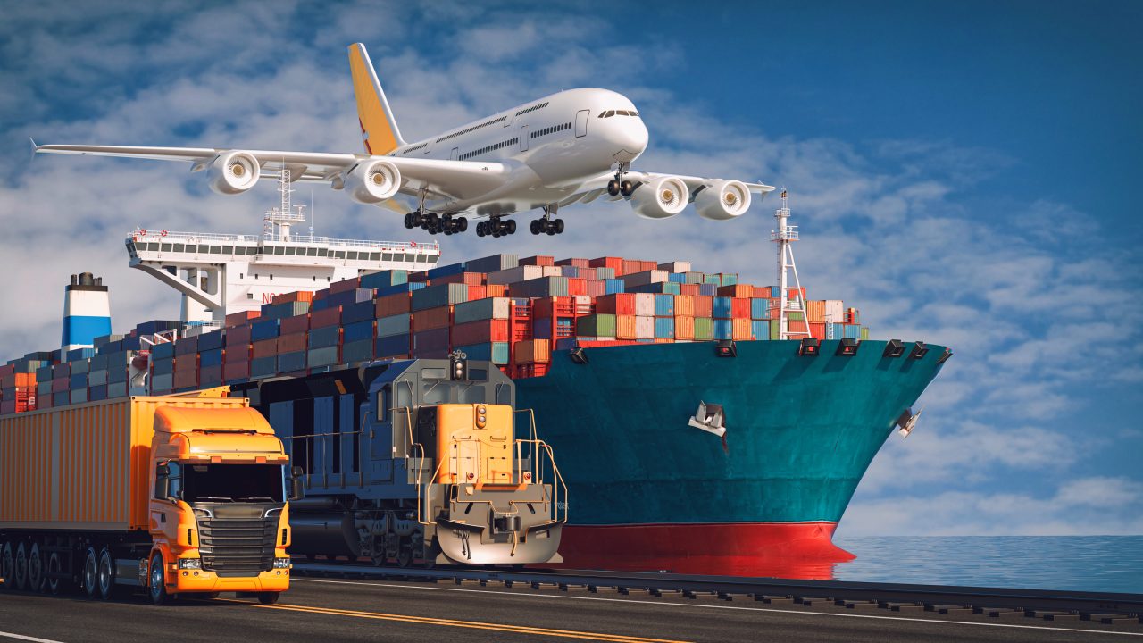 Lastebil, tog, fly og containerskip som illustrerer hvordan handelsvarer transporteres i verden.