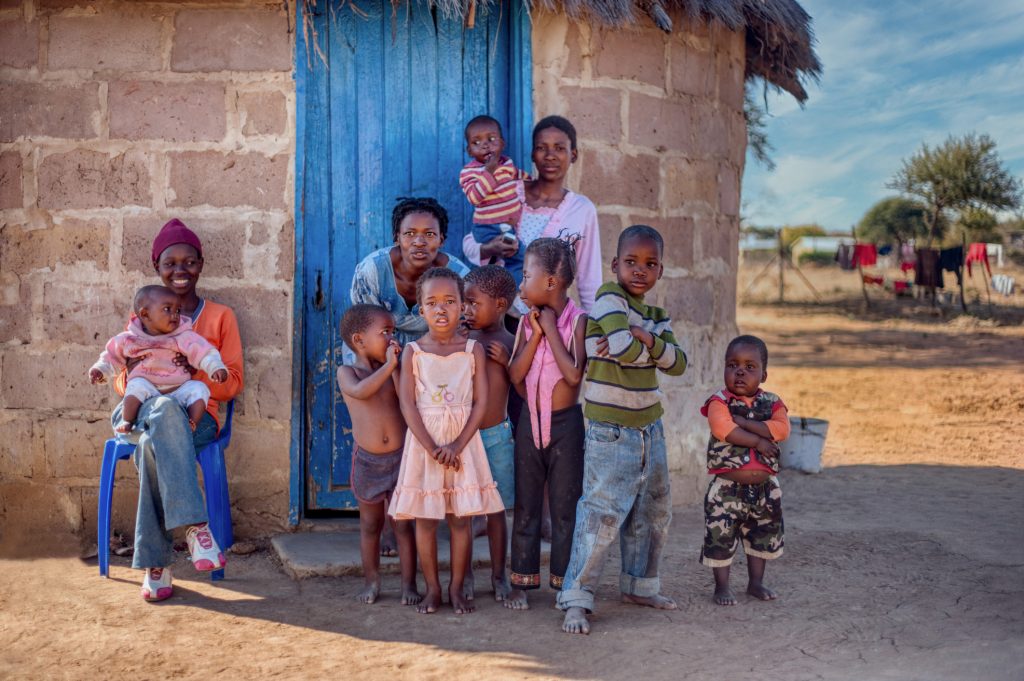 Afrikansk familie med mor og ti barn.