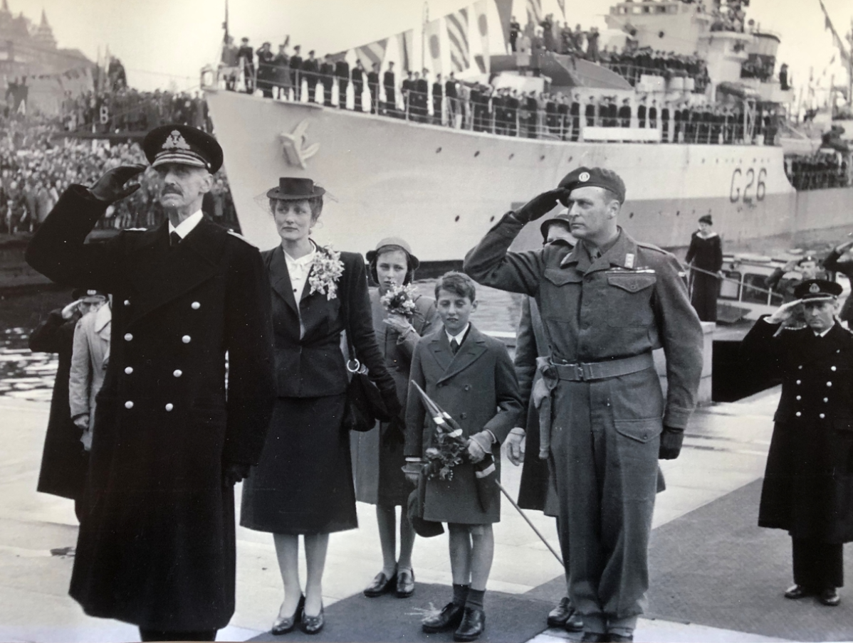 Den norske kongefamilien på kaia i Oslo 7. juni 1945.