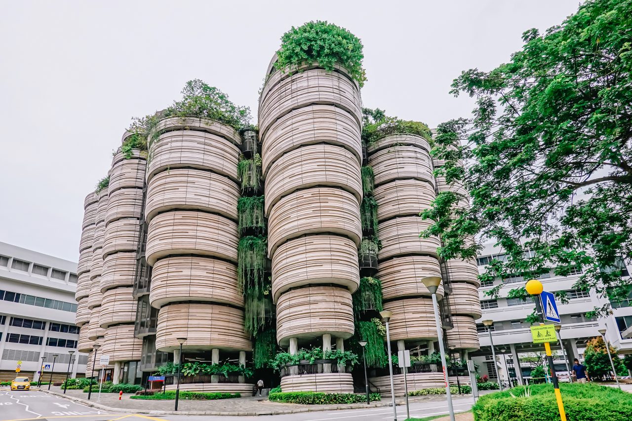 Nanyang teknologiske universitet i Singapore som er bygget sammen av flere runde tårn.