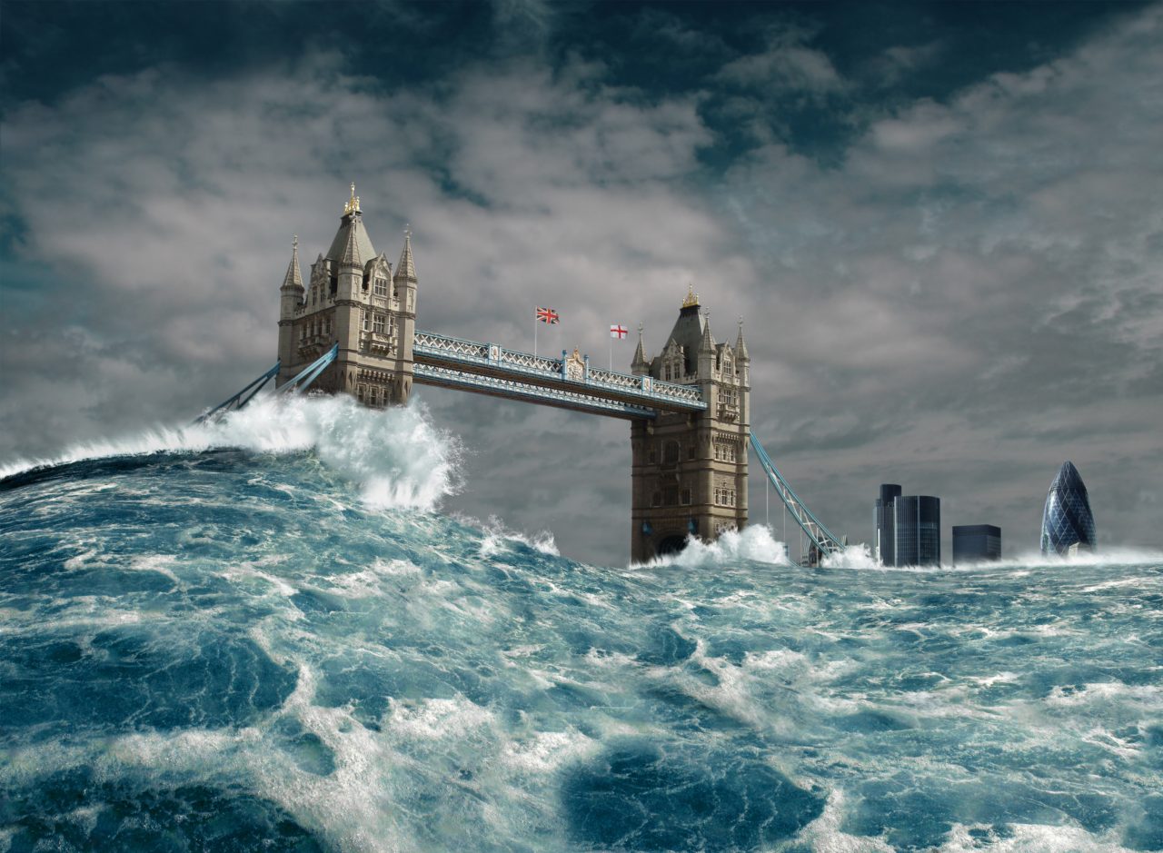 Tower Bridge i London blir feid bort av en flodbølge.