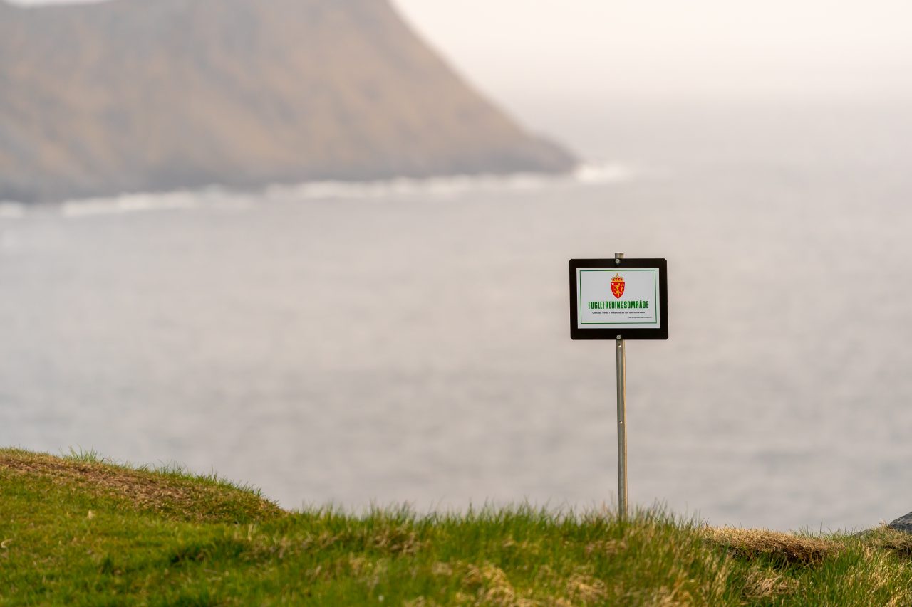 Naturreservat skilt forran en fjord