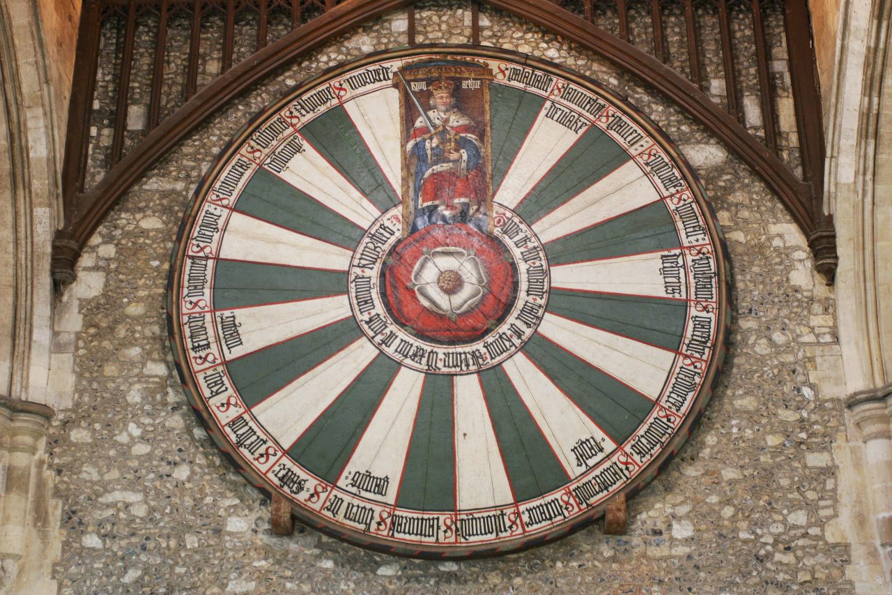 En sirkel inndelt i mange sektorer der kong Arthur er malt inn øverst.