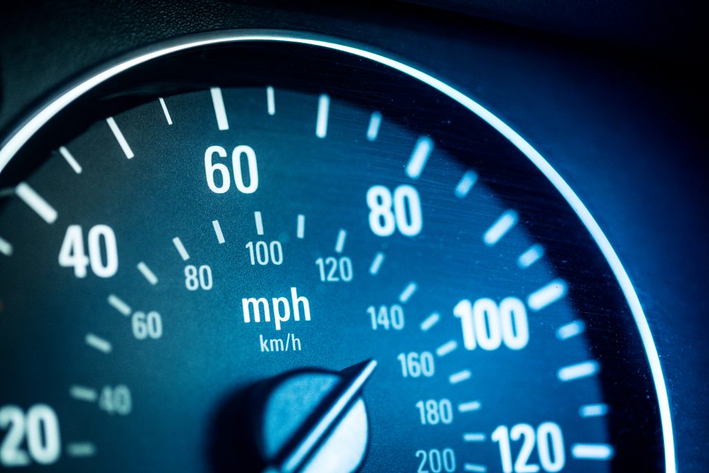 Speedometer på en bil med både km/h og mph (miles per hour).