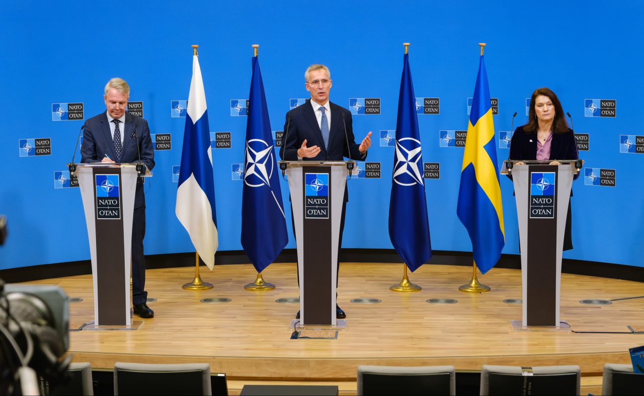 Finlands utenriksminister Pekka Haavisto, Natos generalsekretær Jens Stoltenberg og Sveriges utenriksminister Ann Linde