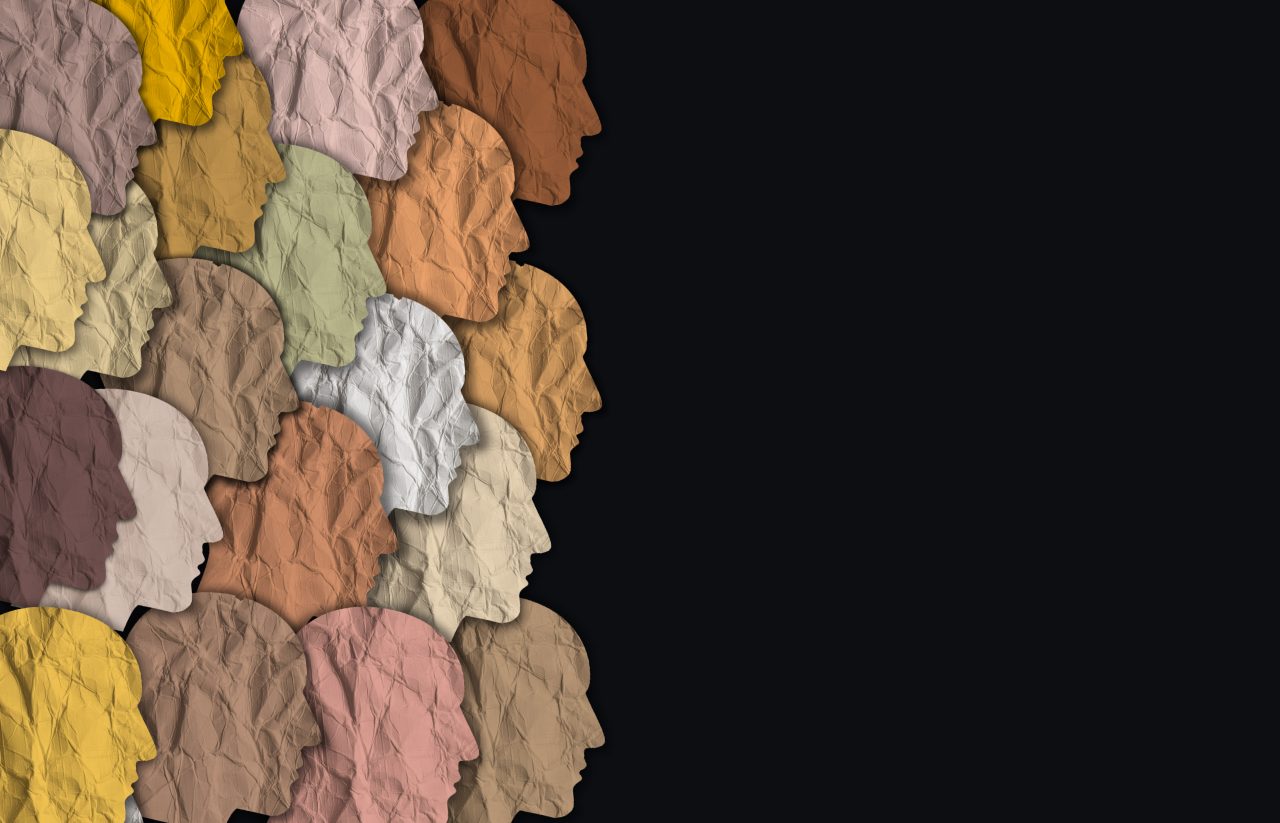Ansikter laget av papir i ulike farger.