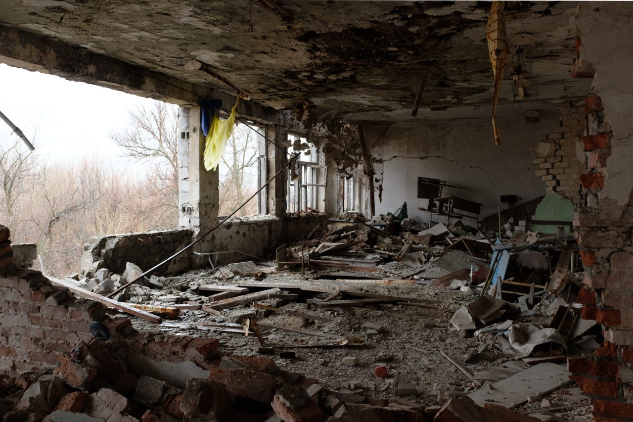 Bombet skolebygning i Ukraina
