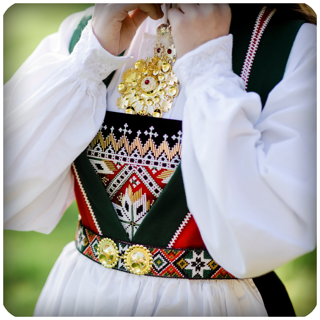 Damebunad fra Fana