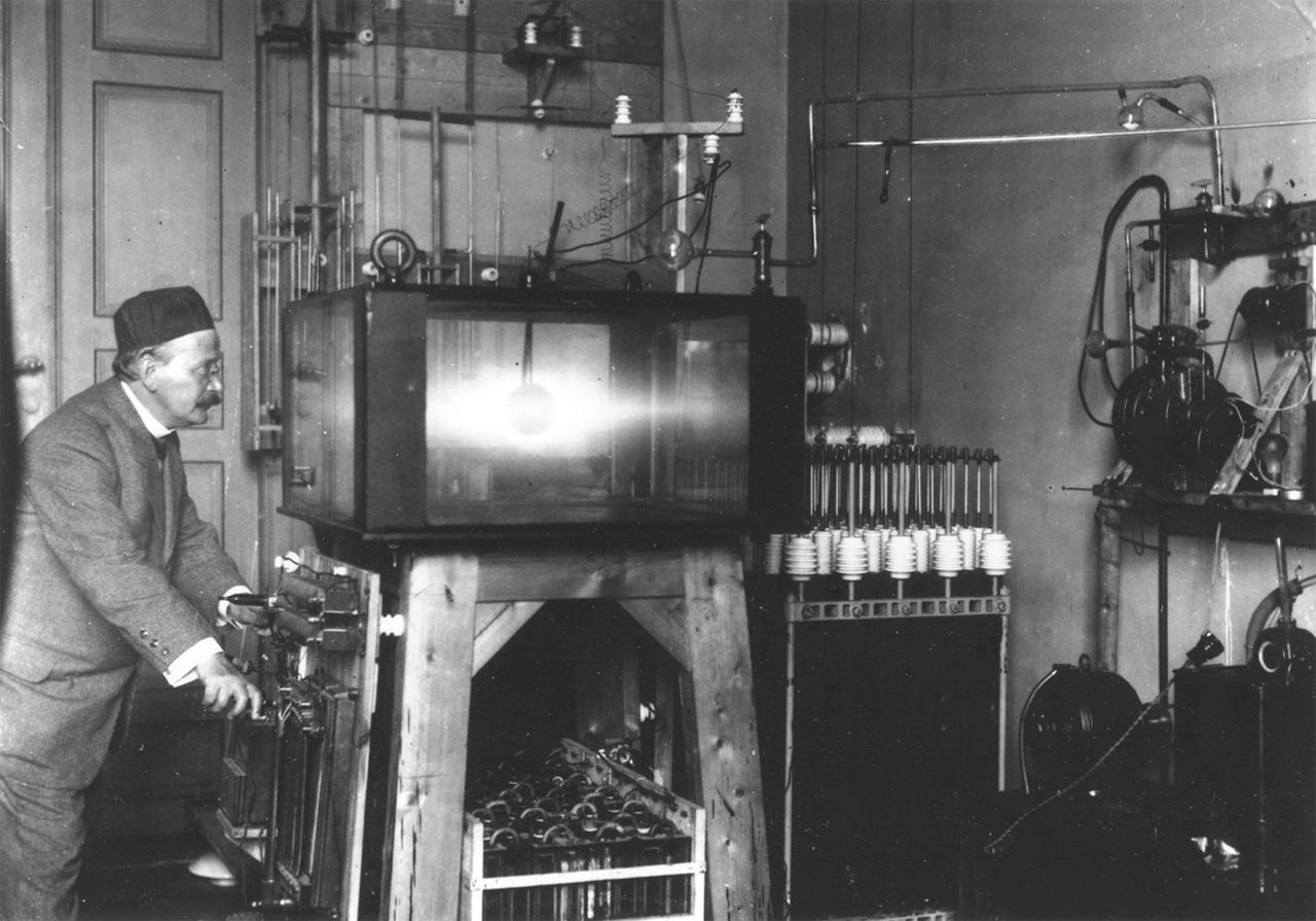 Kristian Birkeland studerer stråling fra solen i sitt «verdensrom», som han bygget omkring år 1900 til eksperimenter omkring nordlysteorien