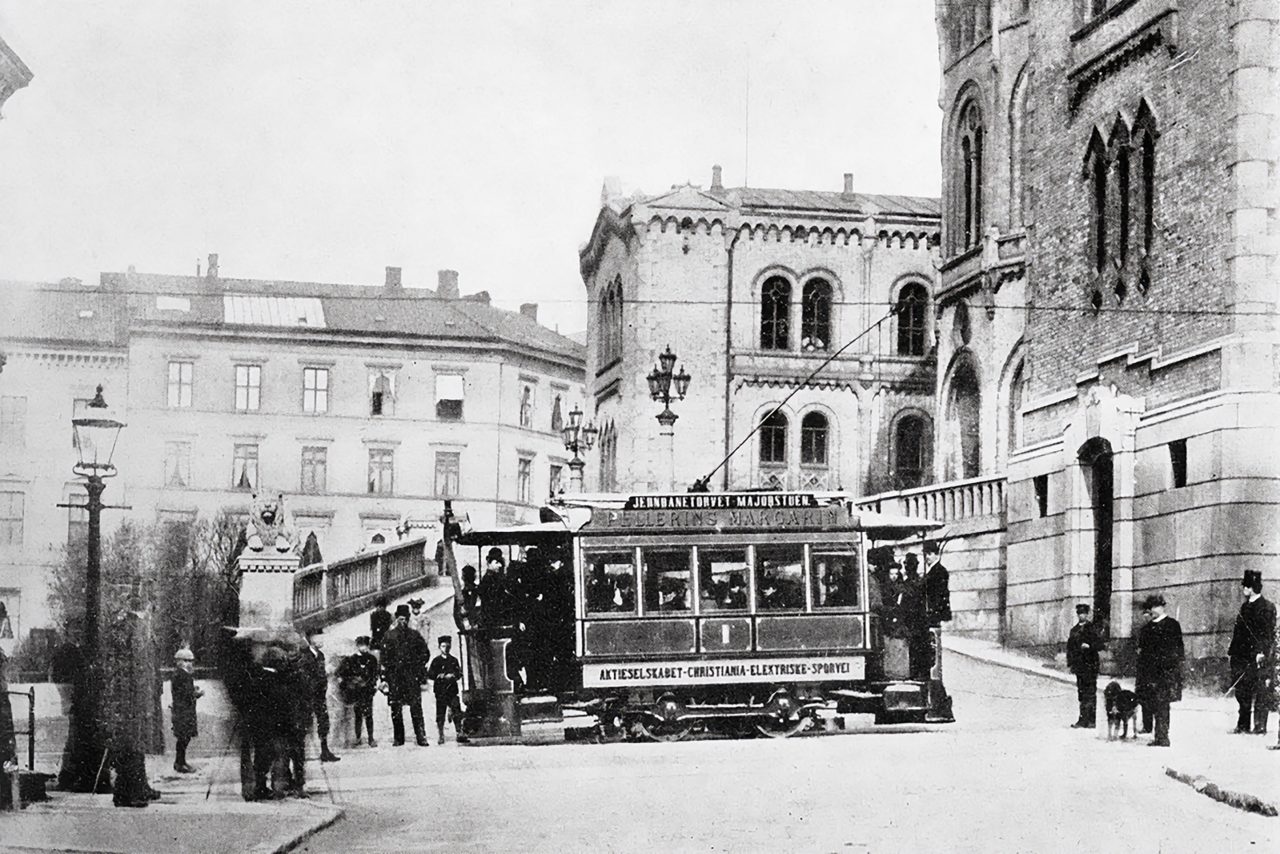 Norges første trikk på utsiden av Stortinget i 1894.