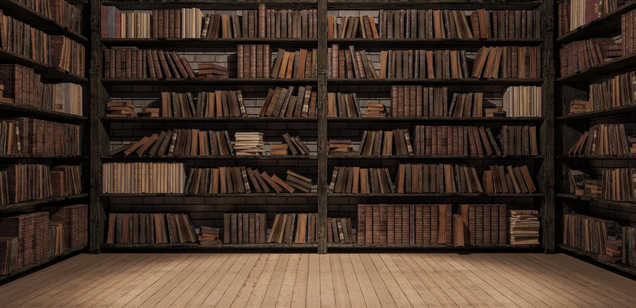 Stor gammel bokhylle med mange gamle bøker.