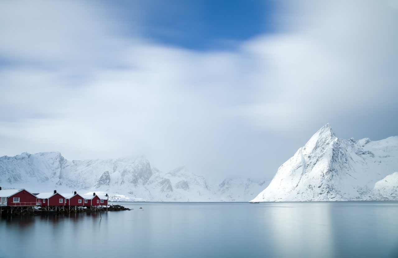 Bilde av kalde Lofoten med hav, fjell og hytter