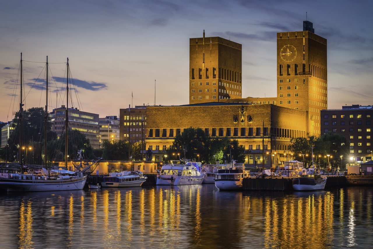 Oslo rådhus i solnedgang.