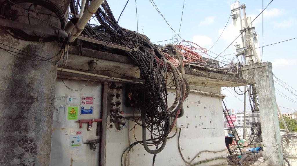 Forfalt hus fullt av ledninger i India