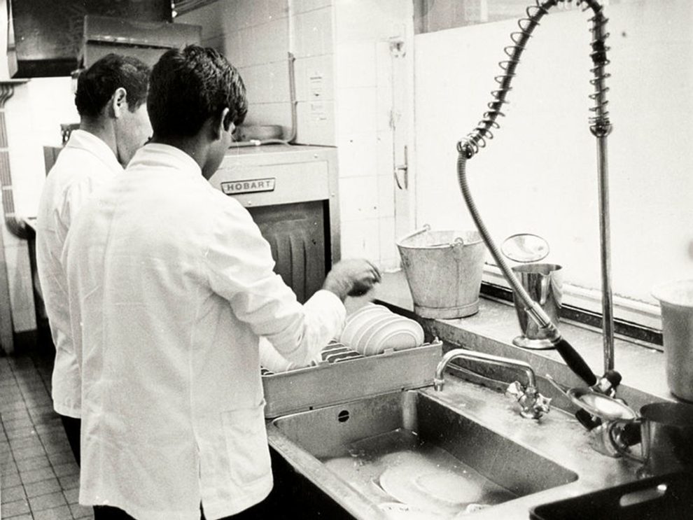 Arbeidere i oppvasken på en restaurant, juli 1971.