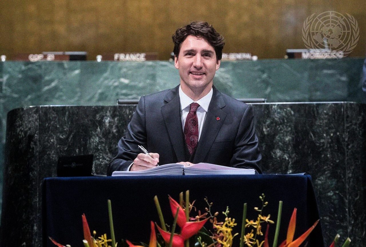 Canadas statsminister Justin Trudeau signerer Paris-avtalen i 2016